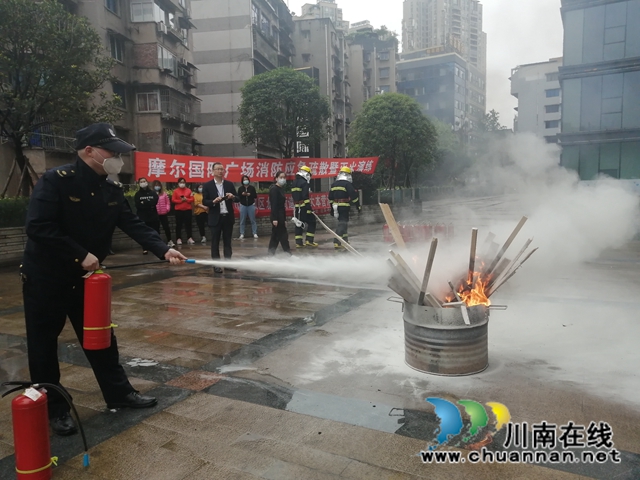 江阳区北城街道皂角巷社区组织开展消防安全应急演练