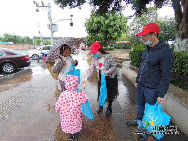 泸州市自然资源和规划局开展“世界地球日”宣传进社区暨“固定党日”活动(图5)
