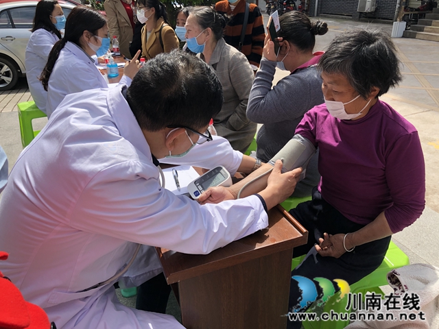 泸州市人民医院多学科专家到太伏镇举行义诊活动(图6)