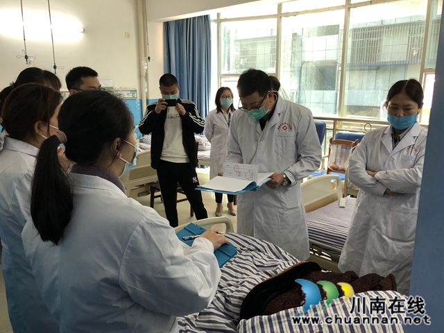 泸州市人民医院多学科专家到太伏镇举行义诊活动(图2)