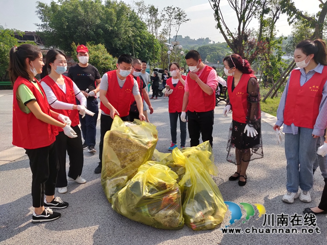 龙马潭区罗汉街道开展“与绿色相约，与环保同行”青年志愿者爱卫活动(图1)