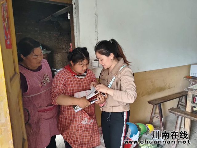 纳溪区天仙镇中心小学开展“送教下乡,关爱三残儿童”活动(图3) 纳溪区天仙镇中心小学开展“送教下乡,关爱三残儿童”活动(图3)