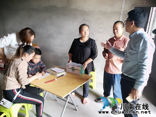 纳溪区天仙镇中心小学开展“送教下乡,关爱三残儿童”活动(图2) 纳溪区天仙镇中心小学开展“送教下乡,关爱三残儿童”活动(图2)