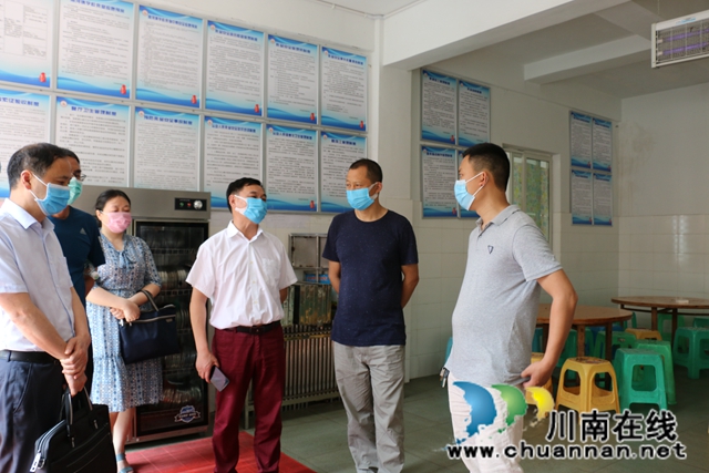 泸县人大常委会到潮河镇督查疫情防控工作