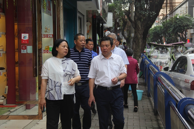 颜习林率队视察泸县违法建设和市容环境卫生治理工作(图3) 颜习林率队视察泸县违法建设和市容环境卫生治理工作(图3)