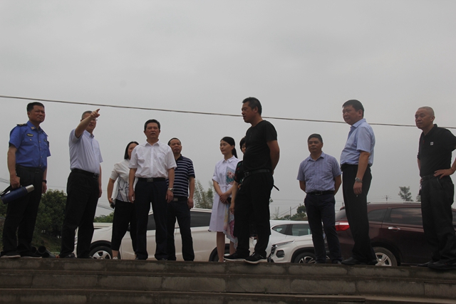 颜习林率队视察泸县违法建设和市容环境卫生治理工作(图4) 颜习林率队视察泸县违法建设和市容环境卫生治理工作(图4)