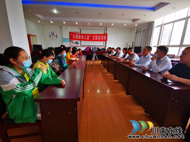 泸州市医疗保障事务局到茜草街道彭湾小区开展关爱困难儿童活动