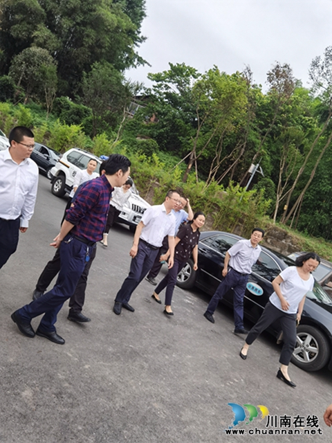 省监察厅一行督察龙马潭区罗汉街道老鹰丘雨污分流整治情况