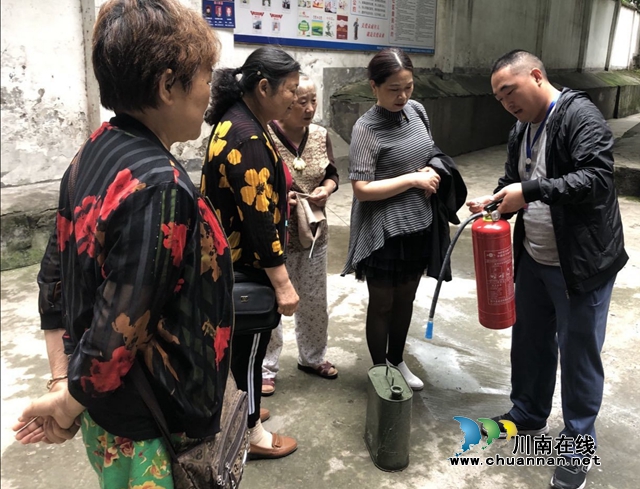 龙马潭区小市街道开展消防安全知识进楼院活动(图2) 龙马潭区小市街道开展消防安全知识进楼院活动(图2)