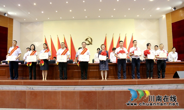 宜宾市南溪区以表扬先进促进依法治区工作(图2) 宜宾市南溪区以表扬先进促进依法治区工作(图2)