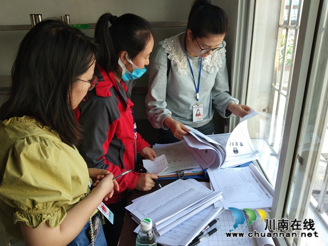 纳溪区市场监督管理局检查龙车镇小学食堂食品安全(图2)