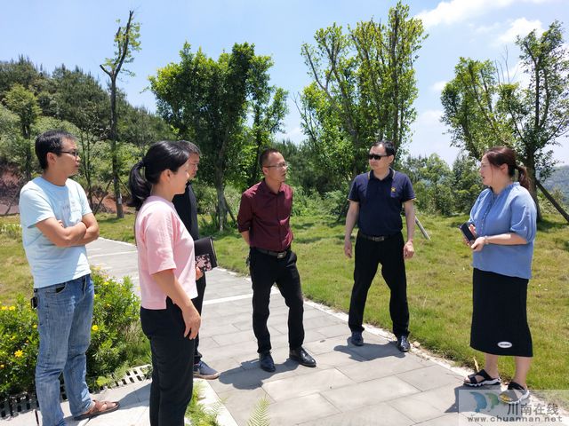 泸州市城管执法局督查泸县农村生活垃圾治理工作