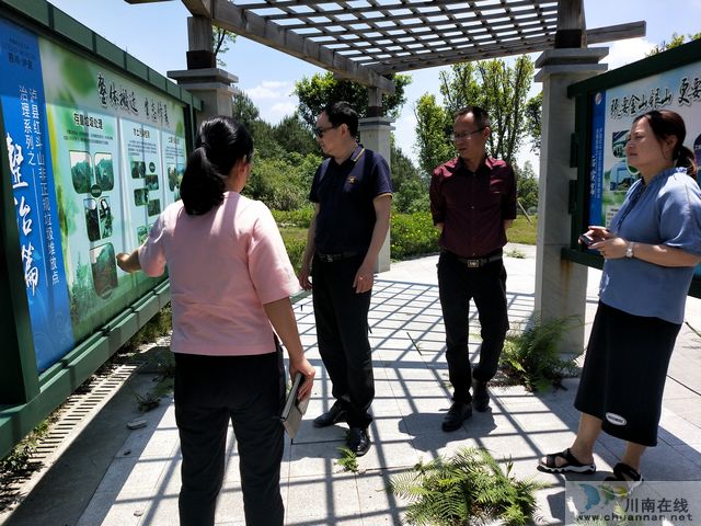 泸州市城管执法局督查泸县农村生活垃圾治理工作(图2) 泸州市城管执法局督查泸县农村生活垃圾治理工作(图2)