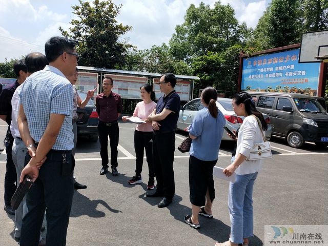 泸州市城管执法局督查泸县农村生活垃圾治理工作(图3) 泸州市城管执法局督查泸县农村生活垃圾治理工作(图3)