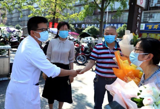 全国科技工作者日，泸州福欣医院三名医务人员获县科协领导上门慰问(图2)