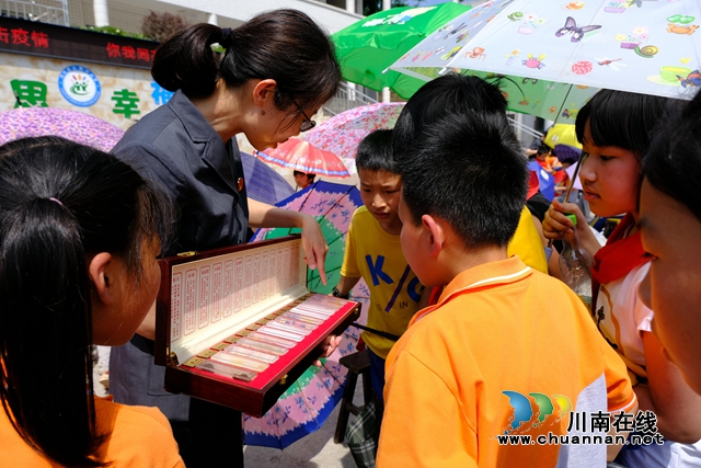 大山里的儿童节！泸州法院“缤纷彩蝶”普法志愿者与叙永村小儿童共度“六一”(图7)