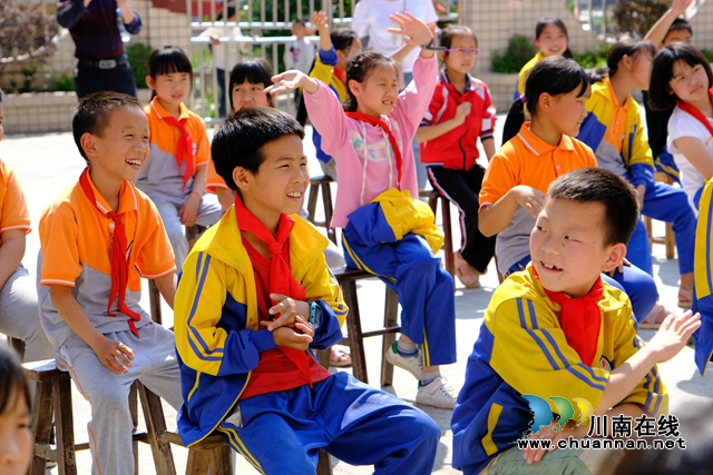 大山里的儿童节！泸州法院“缤纷彩蝶”普法志愿者与叙永村小儿童共度“六一”(图5)
