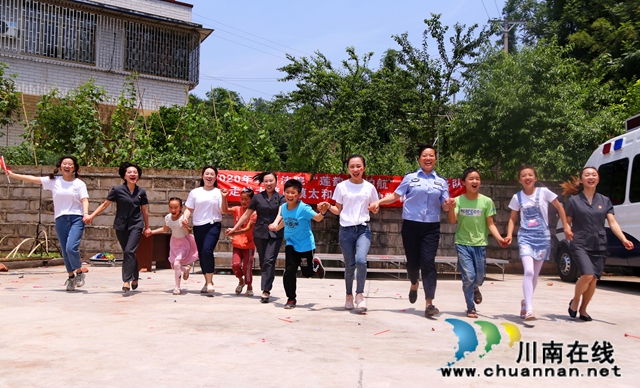 “乡伴童行 法护明天” 纳溪法院“莲韵.法护航”志愿服务队为脱贫村儿童过“六一”(图5)