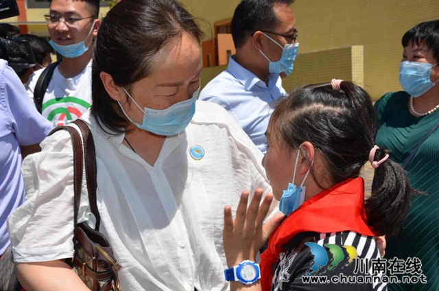 宜宾翠屏区爱心企业家与雷波彝族贫困学生“大小朋友”牵手庆“六一”(图3)