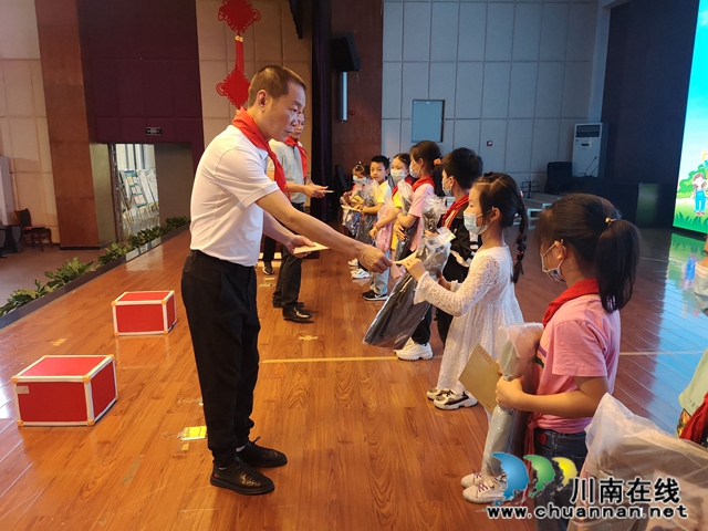 江阳区茜草街道到辖区内学校开展“六.一”国际儿童节慰问活动(图1)
