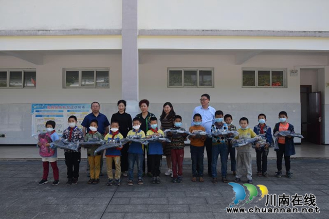 合江县妇联开展“小书包·大爱心”六一慰问活动(图2)