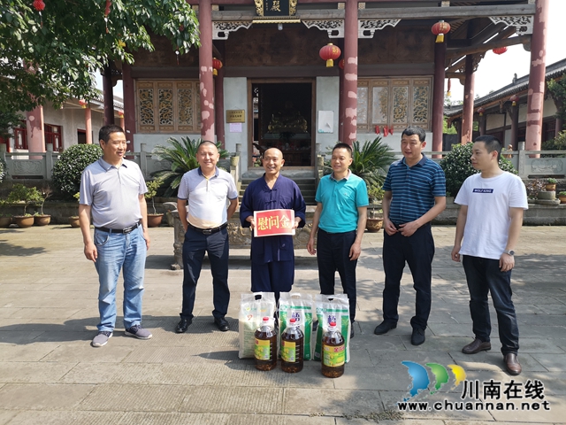 张福荣到泸县玉蟾街道龙脑寺开展慰问工作(图1)