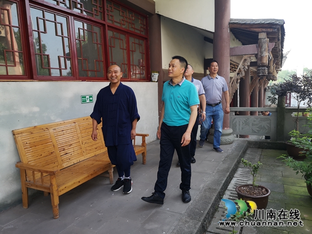 张福荣到泸县玉蟾街道龙脑寺开展慰问工作(图3)