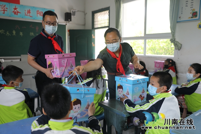江阳区华阳街道：“六一”礼包传递爱(图2)