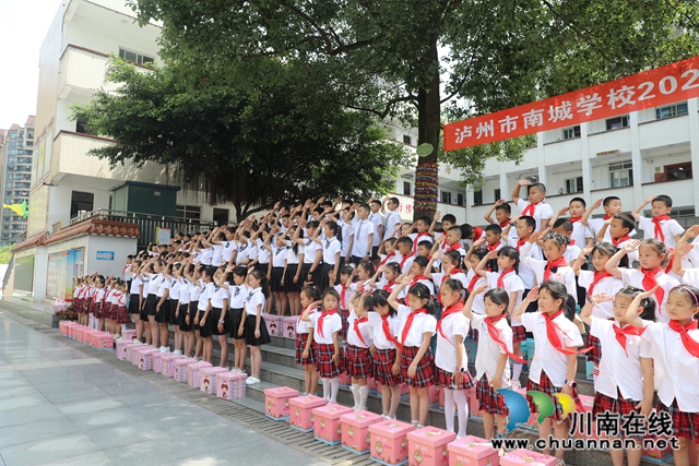 江阳区华阳街道：“六一”礼包传递爱(图3)