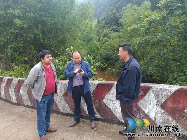 合江先滩镇：查看小槽河段水位涨水以及山洪灾害点位受灾情况(图2)