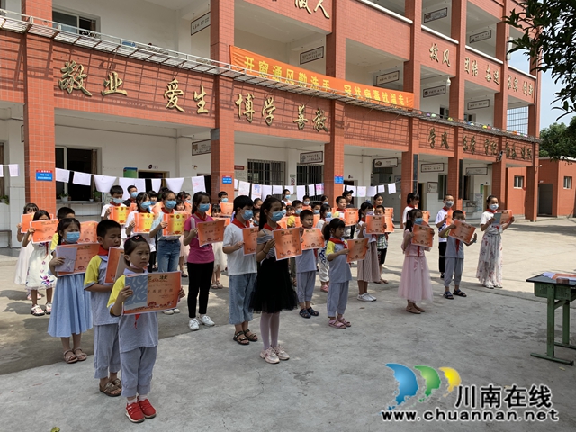 泸县得胜小学仁和完小举行具有村校特色的“六一”活动(图3) 泸县得胜小学仁和完小举行具有村校特色的“六一”活动(图3)