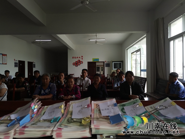 泸县易地搬迁户喜领后续产业分红款