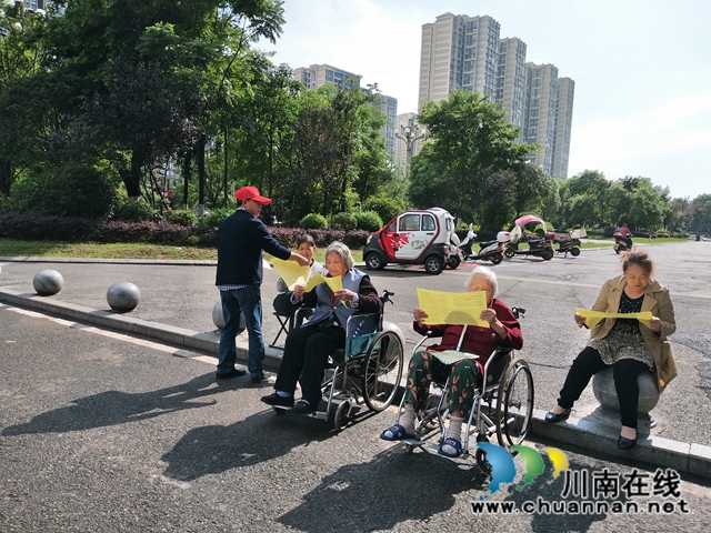 江阳区茜草街道沙坪社区开展居家养老入户调查访民情