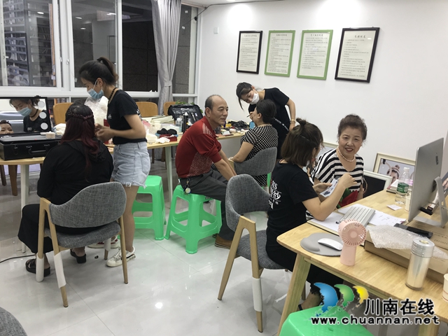 江阳区茜草街道匠心社区新时代文明实践站：“一路上有你•陪伴最长情”婚纱摄影公益圆梦活动