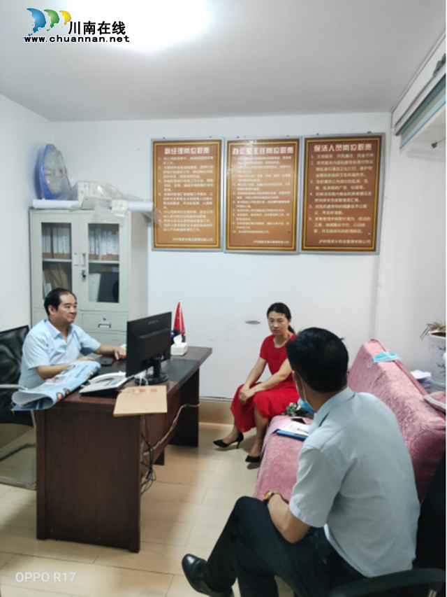 龙马潭区红星街道巡查小区防汛工作