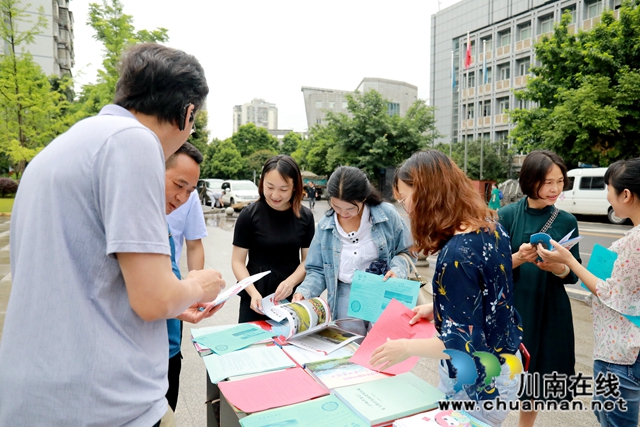 宣传助发展 龙马潭区开展国际档案日主题宣传活动