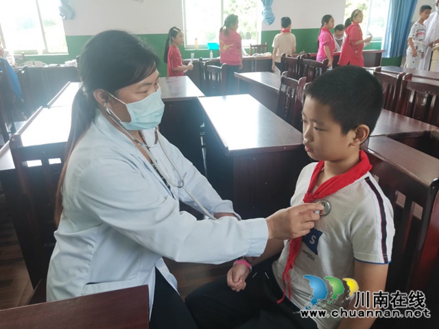 纳溪区天仙镇中心小学开展学生体检活动
