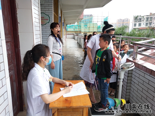 叙永县东大街小学全体学生享受国家免费健康检查