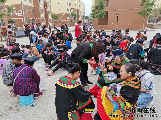 宜宾翠屏区“彝绣技能提升培训”活动织就雷波彝族妇女脱贫之路(图2)