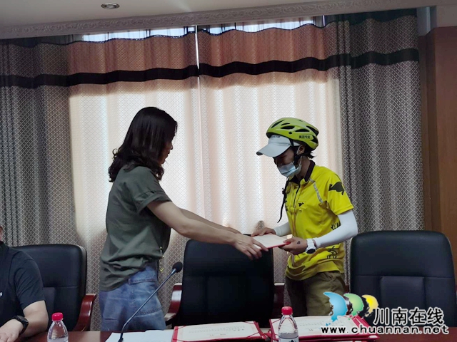 安全食品我配送，食品安全我监督！合江县聘“外卖小哥”任监督员