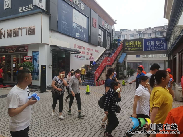龙马潭区红星街道：天立社区联合科维商城开展消防应急演练(图1)