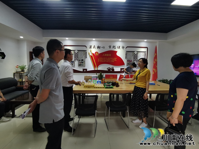 泸县云锦镇考察团到龙马潭区红星街道大驿坝社区锦华十年城小区考察基层治理工作(图1)