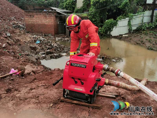 突发强降雨致使居民房被淹  泸州消防紧急救援