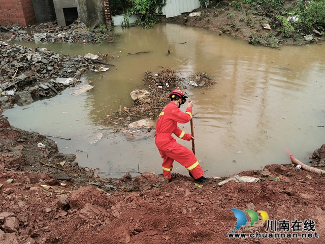 突发强降雨致使居民房被淹  泸州消防紧急救援(图2)