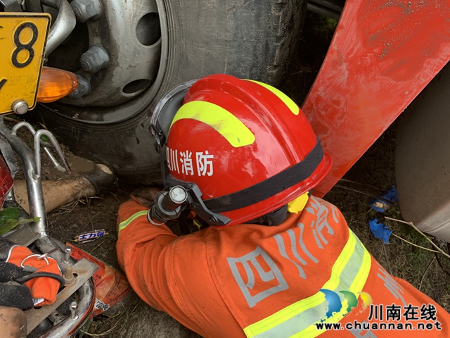 视频|纳溪两车相撞一人被困 消防队员火速救援