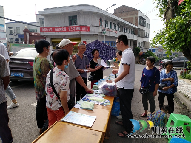 泸县潮河镇开展安全生产月咨询日活动