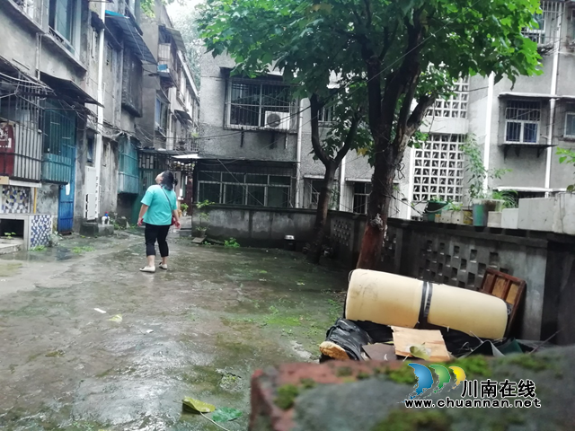 江阳区南街上平社区积极开展雨后安全排查工作