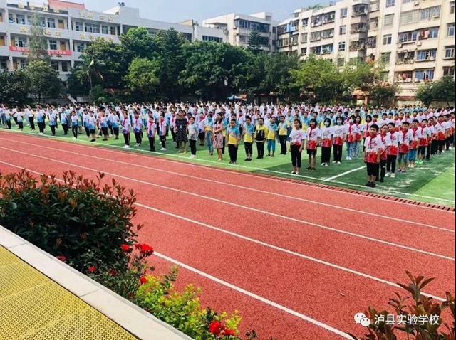 泸县实验学校:国旗之下毕业献礼,祝福声中茁壮成长