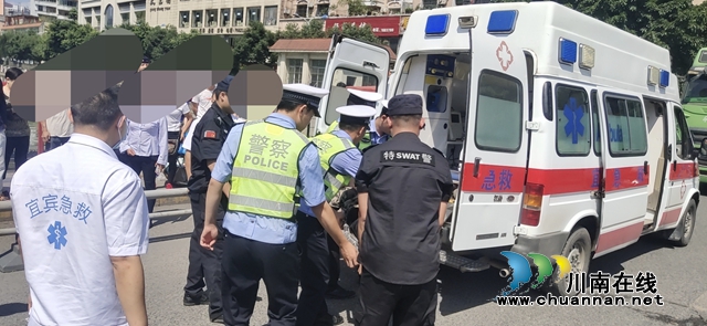 宜宾筠连：男子晕倒在地，交警紧急救助