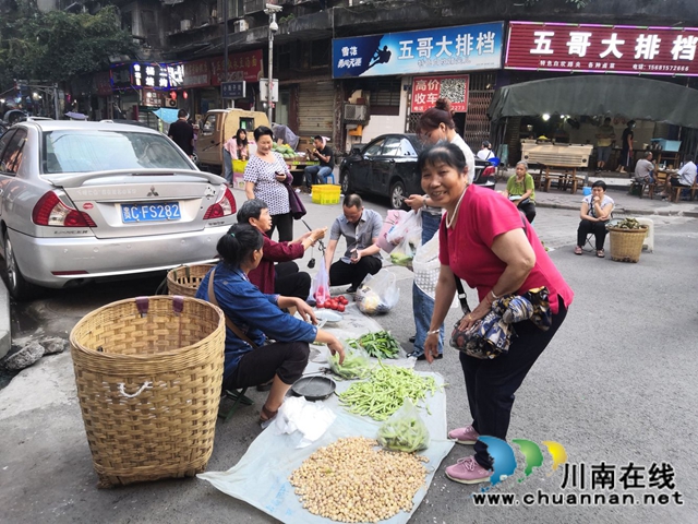 龙马潭区小市街道：小地摊大民生，城市烟火暖人心(图2)